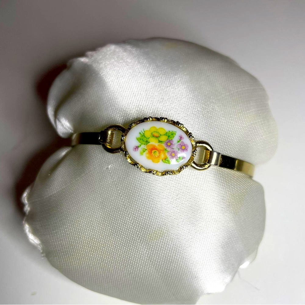 VINTAGE AVON BRACELET, 1975 FRENCH FLORAL DESIGN.